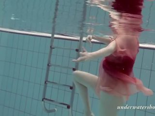 Katya okuneva undervann slutty tenåring naken