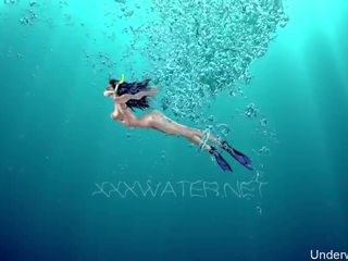 Flying celana dalam perempuan di bawah air dari marusia