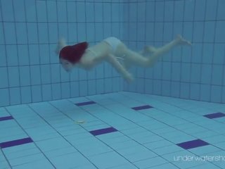 Roxalana submerged i den basseng naken