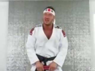 I madh rrotë bjonde prefers karate anëtar mbi cucked.