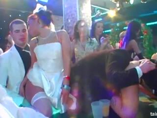 Super lascivious brides suck big cocks in jemagat öňünde: mugt sikiş clip 5e