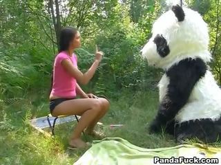 X karakter video i den skogen med en stor leketøy panda